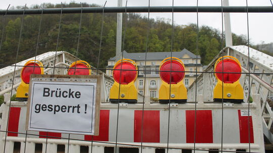 Vor wenigen Tagen musste die Kurbrücke in Bad Ems gesperrt werden. Zuvor ist das Bauwerk von einem Ingenieur auch von der Unters