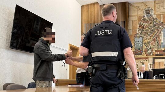 Wladimir L. ist vorerst auf freiem Fuß. Ein Justizbeamter nimmt ihm nach dem Strafverfahren am Amtsgericht Cochem die Handschell