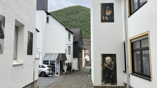 Ein Personenaufzug in Massivbauweise (rechts) führt im Moselort Ellenz zum Streit. Eine Anwohnerin verklagt die Genehmigungsbehö