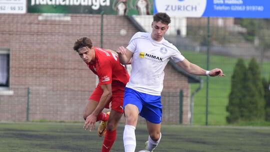 In der Saison 2022/23 spielte Julian Wienold (weißes Trikot) zuletzt für den VfB Wissen. Im Sommer kehrt er als spielender Co-Tr