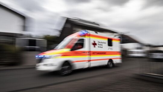 Das Kind ist von Rettungskräften in ein Krankenhaus gebracht worden. Der Busfahrer erlitt laut Polizei einen Schock.