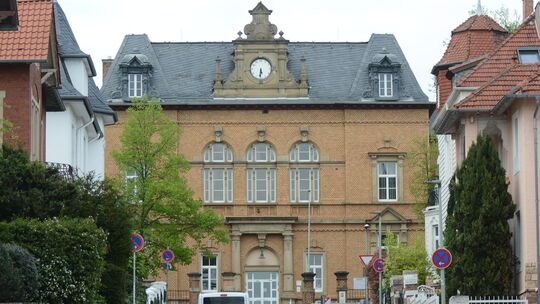 Dass die Stadt die Schulstraßen-Regelung um die Hofgartenschule nach dem verlorenen Widerspruchsverfahren laut Presseerklärung n