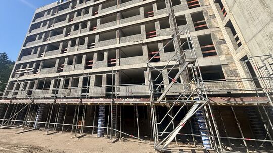 Die ehemalige Paracelsus-Klinik neben der Kurpark-Saline wird zu einem Wohnhaus umgebaut. Dabei kam es zu einem Baustopp.