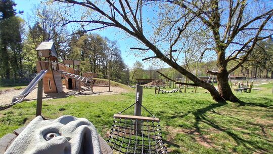 Der neue große Spielplatz im Wildfreigehege, der an Ostern eingeweiht wurde, ist sehr beliebt. Im August wird an der Wildenburg