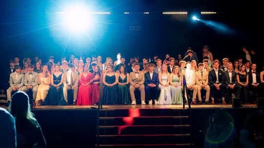 73 Schülerinnen und Schüler des HJG feierten ihr bestandenes Abitur in der Hunsrückhalle in Simmern.