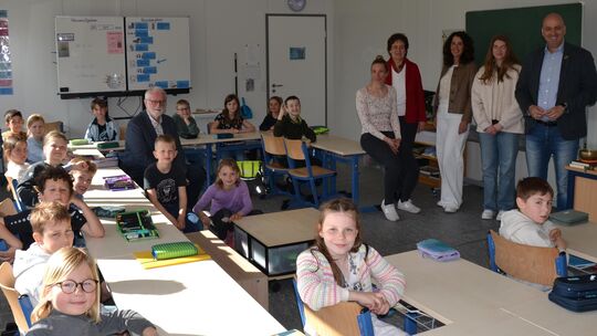 Claus-Werner Dapper-Fichtner (links), Michael Cyfka (rechts), Friederike Rabe (3.von rechts), Maria Külzer (3.von links), Kinder