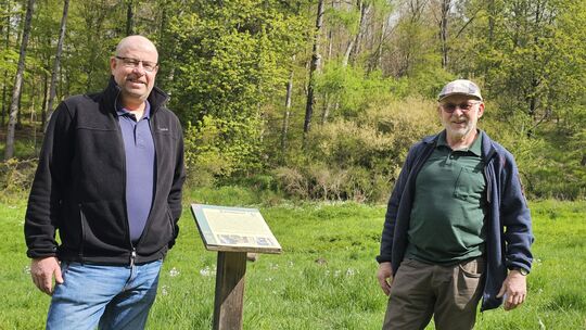 Gemeinderatmitglied Guido Klein (links) und Alfred Litzenburger, Vorsitzender des Verschönerungsvereins, vor der Infotafel an de