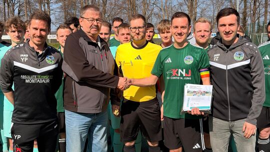 Ein Zeichen für Fair Play im Fußball gesetzt hat Simon Frink von der SG Elbert/Horbach II. Dafür wurde er ausgezeichnet. Auf dem