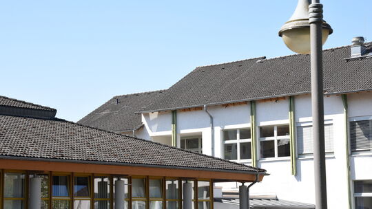 Nach ausgiebiger Prüfung sind die beiden Photovoltaikanlagen auf dem Dach des Dorfgemeinschafsthauses nun beschlossene Sache.