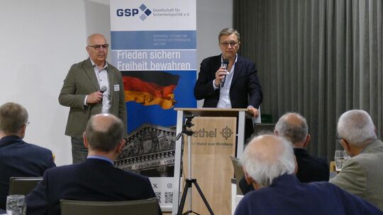 Indien war das Thema des Abends bei der Gesellschaft für Sicherheitspolitik in Bad Neuenahr. Links Sektionsleiter Josef Schmitho