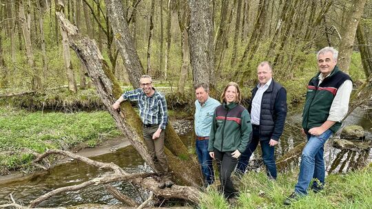 Vorsitzender Axel Dietz (links) und sein Stellvertreter Friedhelm Kurz (2. von links) von der Arge Saynbach freuen sich über den