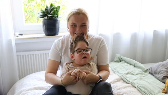Julia hofft, dass ihr Sohn Manuel in einer Reha-Klinik in der Slowakei selbstständiger werden kann. Der Aufenthalt für den Junge