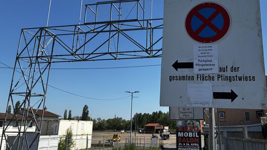 Auf der Pfingstwiese herrscht zurzeit absolutes Parkverbot. Grund sind die Vorbereitungen für den Automobilsalon am Wochenende.