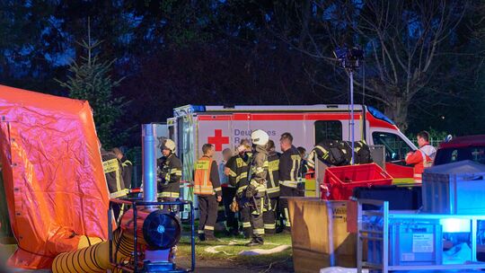 Bei einem Unglück in einer Lederfabrik und Pelzgerberei in Runkel sind mehrere Menschen ums Leben gekommen. Mittendrin: Die örtl
