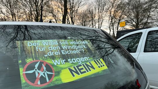 Protest gegen einen möglichen Windpark im Gebiet "Drei Eichen" anlässlich der Infoveranstaltung in Wirges.