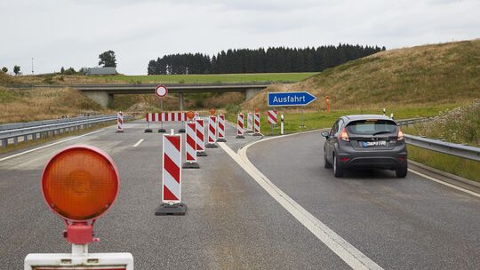 Abfahren, bitte: Bei Kelberg endet die A1 in der Eifel, erst bei Blankenheim in NRW geht es wieder auf die Autobahn. Mittlerweil