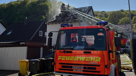 Stundenlang dauerten die Löscharbeiten bei dem Dachstuhlbrand im Mainweg.
