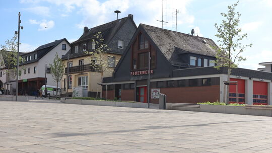 Aus dem ehemaligen Gemeindehaus (gelbes Gebäude links) und dem alten Feuerwehrhaus (rechts) soll in Emmelshausen ein zentral am
