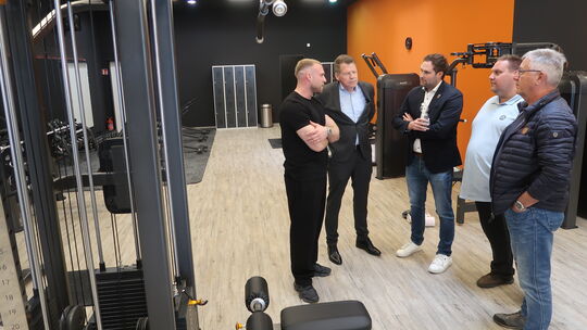 Stadtbürgermeister Johannes Behner (3. von links) verschaffte sich einen ersten Eindruck von dem neuen Fitnessstudio in Betzdorf