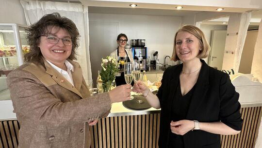 Stadtbürgermeisterin Melanie Leicher (links) stößt mit Svenja Koch auf die Eröffnung ihres "Familiencafés" an.