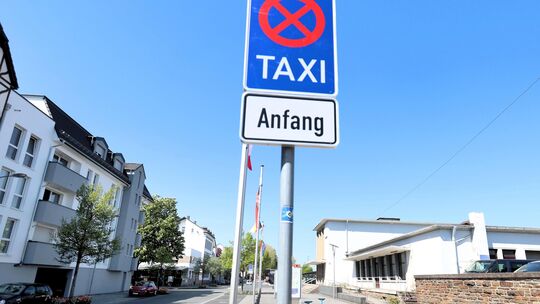 Taxi? Fehlanzeige. Am Taxistand am Neuwieder Bahnhof ist nichts los, wegen der hohen Spritpreise bleiben einige Wagen zurzeit st