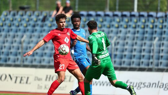 Inas Islamovic (in Rot, hier gegen Gonsenheims Aidan Neal beim 1:2 am Samstag auf dem Oberwerth) wird Rot-Weiss nach der Saison