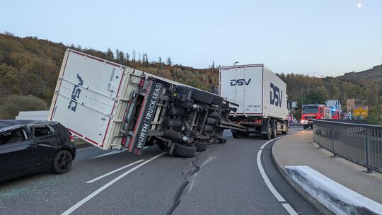 Ein umgekippter Lkw-Anhänger auf der Steinerother Straße in Betzdorf. Auch dieser Unfall aus dem vergangenen Oktober findet sein