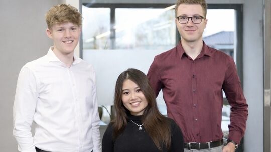 Diese drei jungen Menschen sind bei Böker & Paul angestellt und machen eine Doppelduale Ausbildung bei der ADG in Montabaur (von