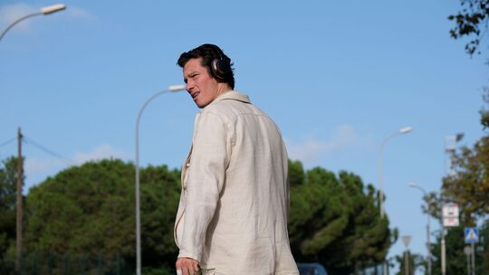 Kinostart - "Rosebush Pruning"