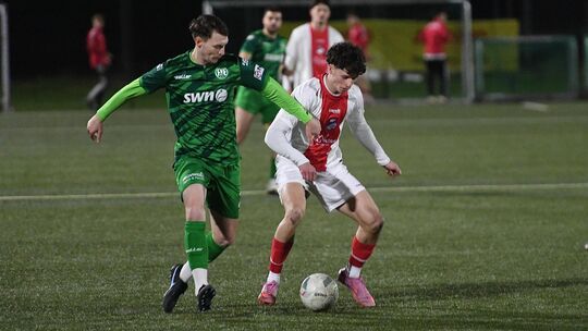 Der Engerser Marcel Stieffenhofer (links, im Zweikampf mit dem Eisbachtaler Silas Held) soll ein Engerser bleiben. Ob das so kom