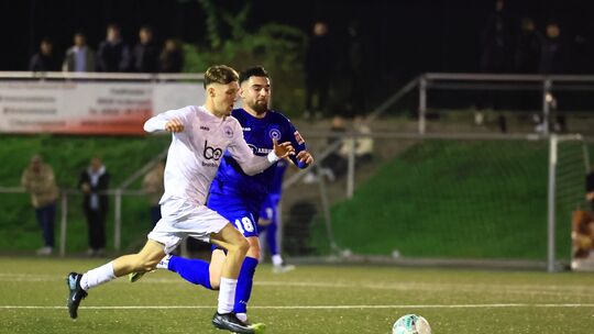 Marius Wingenbach (weißes Trikot, hier im Duel mit Cosmos-Akteur Benko Sabani) wird die SG 99 Andernach zum Saisonende verlassen