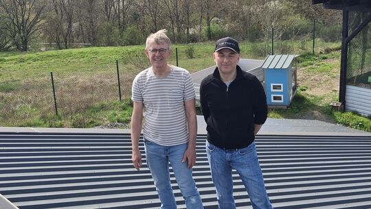 Die Arbeiten auf dem Dach der Wildvogelpflegestation Kirchwald sind abgeschlossen. Klaus Schwenk, Mitglied der Ehrenamtsinitiati