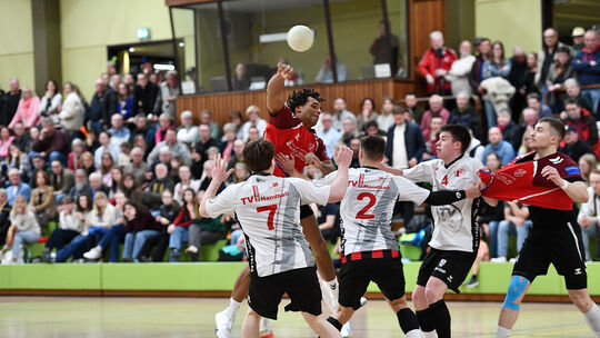 Hannes Pascal Jemixe (am Ball, rechts Kreisläufer Laurin Moos) will sich mit den Holzheimern im Heimspiel gegen "HoWi" für den s