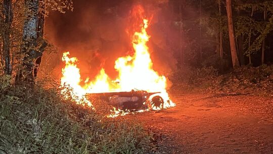 Auf dem Pinnerberg in der Nähe des Klottiparks brennt ein Fahrzeug komplett aus.