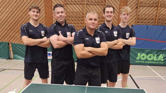 Jonas Weber, Olaf Weigold, Pawel Foltanowicz, Kapitän Paul Koschay, Thore Fries (von links) und Nikola Grujic (nicht auf dem Fot