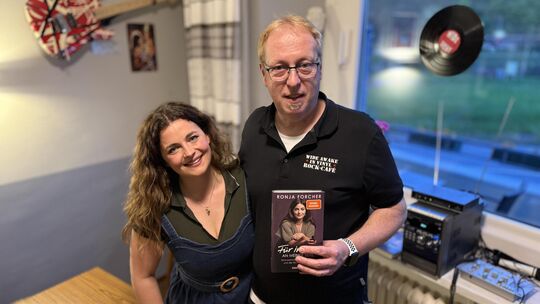 Schauspielerin Ronja Forcher hat bei Achim Scheid im Rock-Café St. Aldegund aus ihrer Biografie "Für immer an meiner Seite" gele