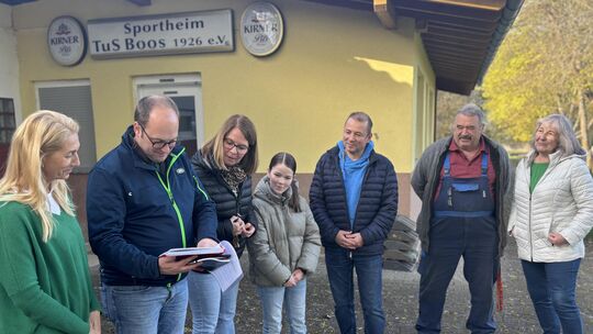 Am Sportheim in Boos trafen wir einige der Bürger, die keinen Mobilfunkmast im Ort sehen wollen. Ihr Wortführer ist Daniel Herrm