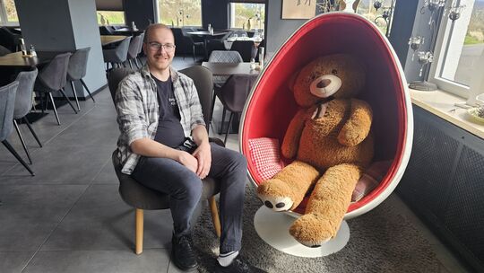 Maximilian Stauch, Inhaber des Berghotels Kristall, mit seinem Maskottchen Bruno, das ihm bis jetzt viel Glück brachte beim Umba