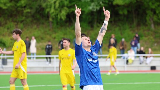 Bei Cosmos Koblenz fiel nach dem Schlusspfiff gegen Hertha Wiesbach einiges ab, stellvertretend steht hier Dennis Arnst (vorne),