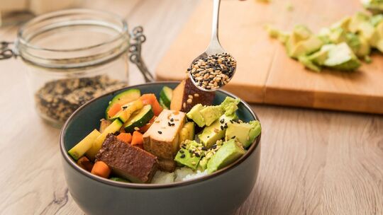 Bowl mit mit Tofu, gegrilltem Gemüse und Avocado
