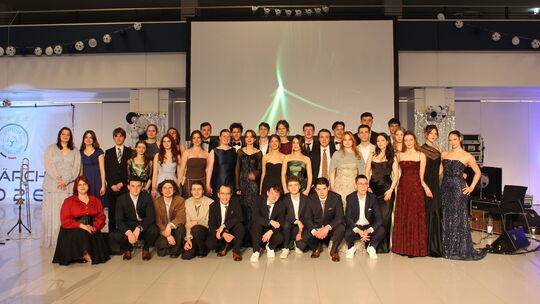 In festlicher Garderobe kamen die Abiturienten des Görres-Gymnasiums zum Abschlussfoto zusammen.