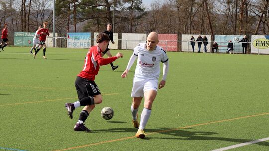 Burgschwalbachs Fynn Altenhofen (links) schlägt einen Haken um Montabaurs Niklas Rhein. In der kommenden Runde wird der junge Gü