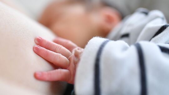 Frau stillt ihr Baby