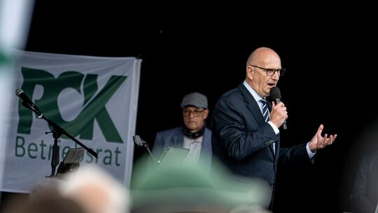 Ministerpräsident Woidke bei der Ölraffinerie PCK