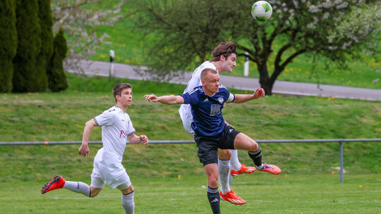 Der TuS Montabaur (weiße Trikots, hier mit Joel Klein und Louis Franz) spielte bei der SG Westerburg (im blauen Trikot Tim Buchm