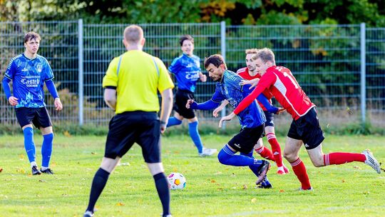 Das Hinspiel zwischen der SG Hausbay-Pfalzfeld/Bickenbach/Braunshorn (rote Trikots, mit Akex Busch) und der Spvgg Cochem (am Bal