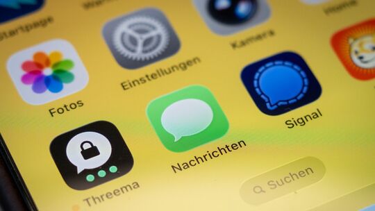 Messenger-Apps Threema, Nachrichten und Signal auf einem Handy