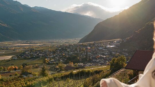 Wellness mit Ausblick: Vom Niedermair Nature Retreat lässt sich der Vinschgau kilometerweit überblicken – das Tal hoch nach Part