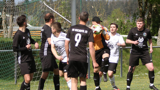 Marcel Ley, Torwart der SG Hocheifel Adenau, hatte beim 5:1-Sieg in Gevenich gegen die SG Eifelhöhe (weiße Trikots) alles im Gri