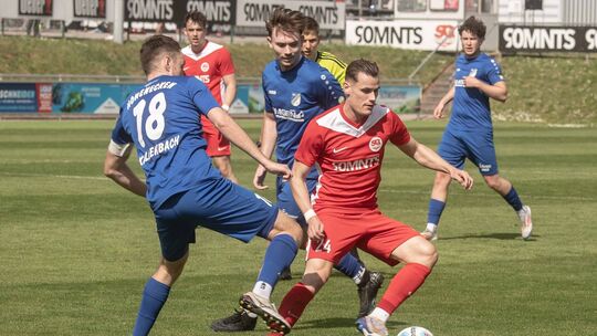 Wieder fit und einsatzfähig: Nico Najda (rotes Trikot), der sich in der Rückrunde einen Stammplatz bei der SG Hüffelsheim gesich